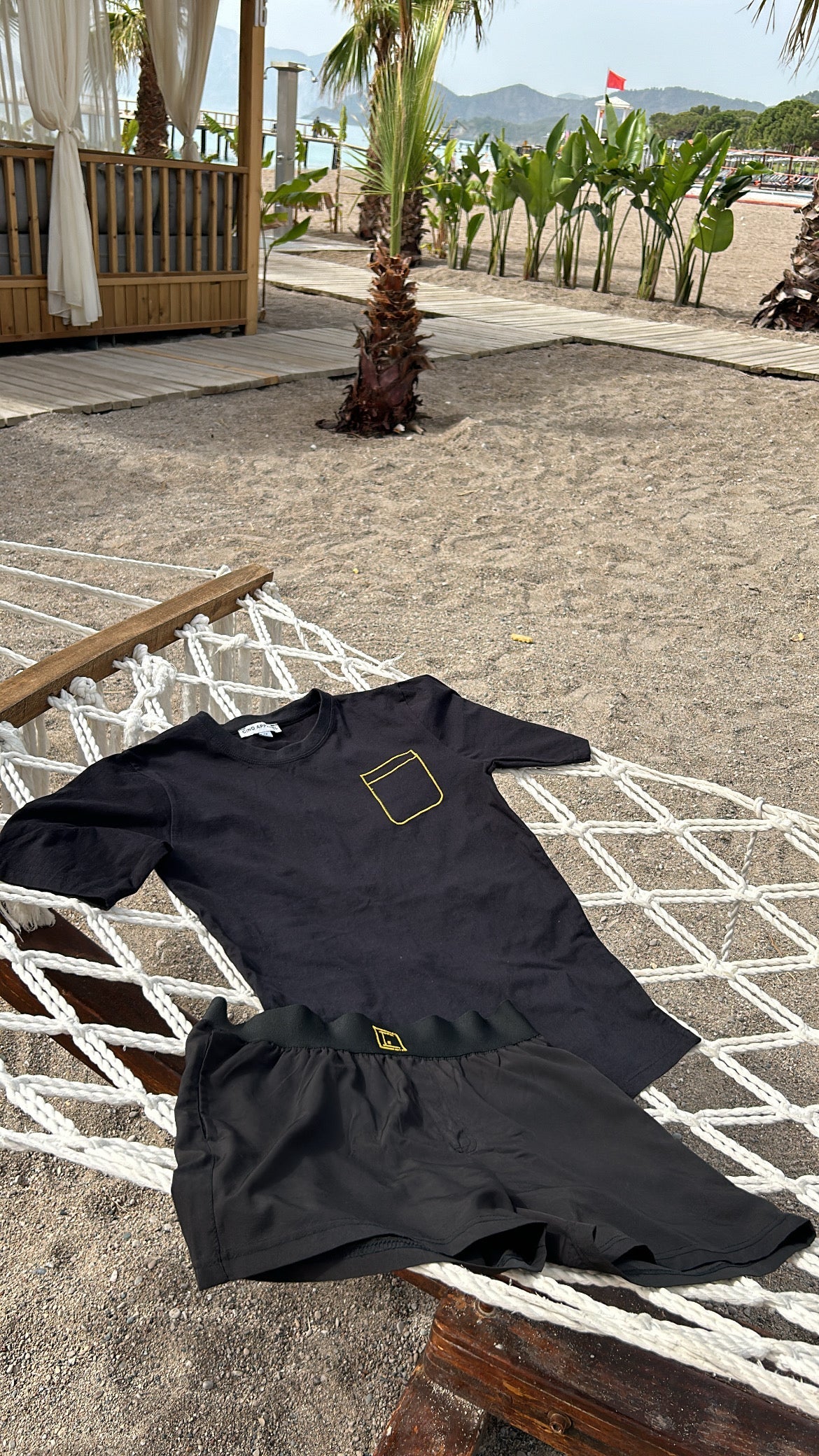 Essential Plain T-Shirt | Black/Gold